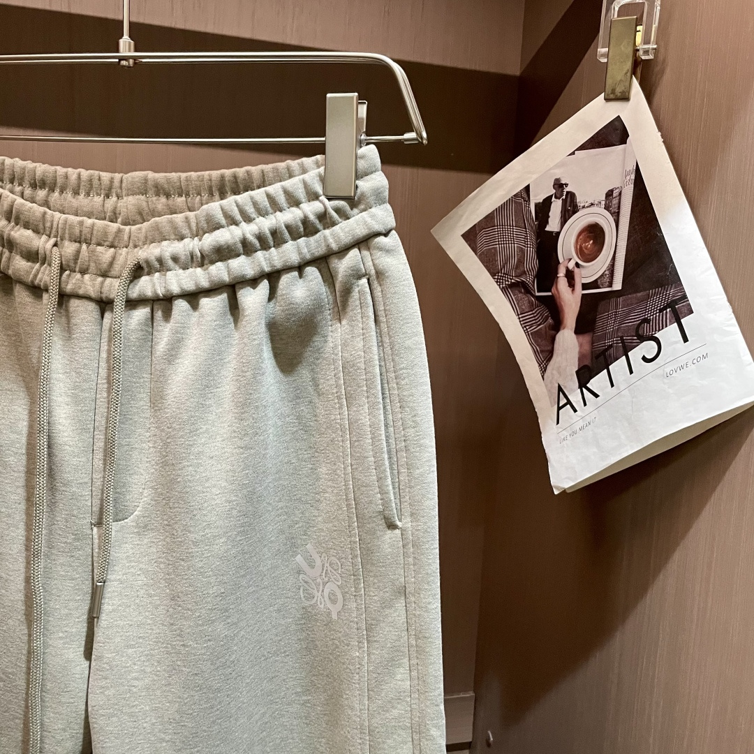 Loewe 2025秋冬最新休闲裤 潮人必备 版型超赞，能很好的修复各种腿型，非常个性！柔软排汗，舒适度