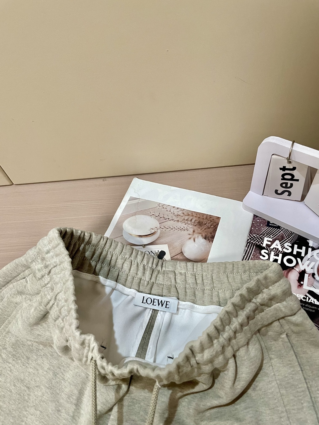 Loewe 2025秋冬最新休闲裤 潮人必备 版型超赞，能很好的修复各种腿型，非常个性！柔软排汗，舒适度