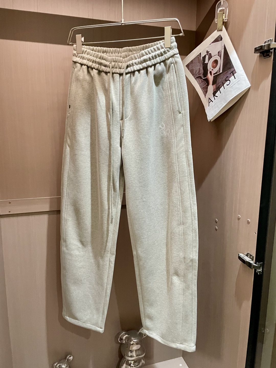 Loewe 2025秋冬最新休闲裤 潮人必备 版型超赞，能很好的修复各种腿型，非常个性！柔软排汗，舒适度