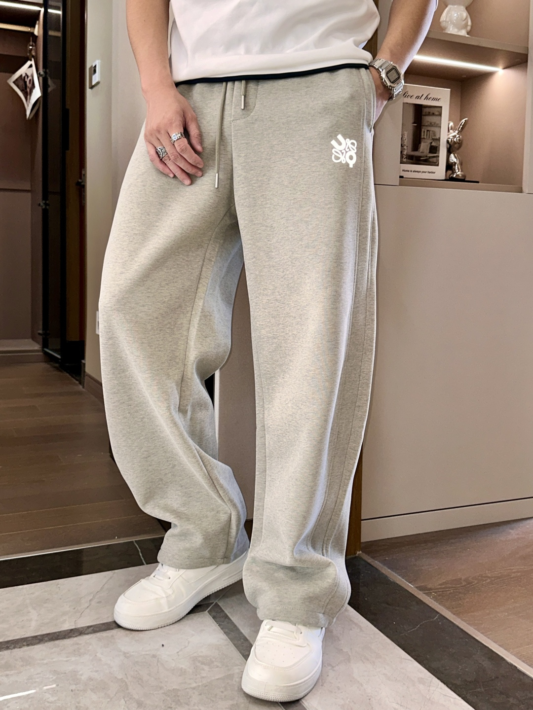 Loewe 2025秋冬最新休闲裤 潮人必备 版型超赞，能很好的修复各种腿型，非常个性！柔软排汗，舒适度