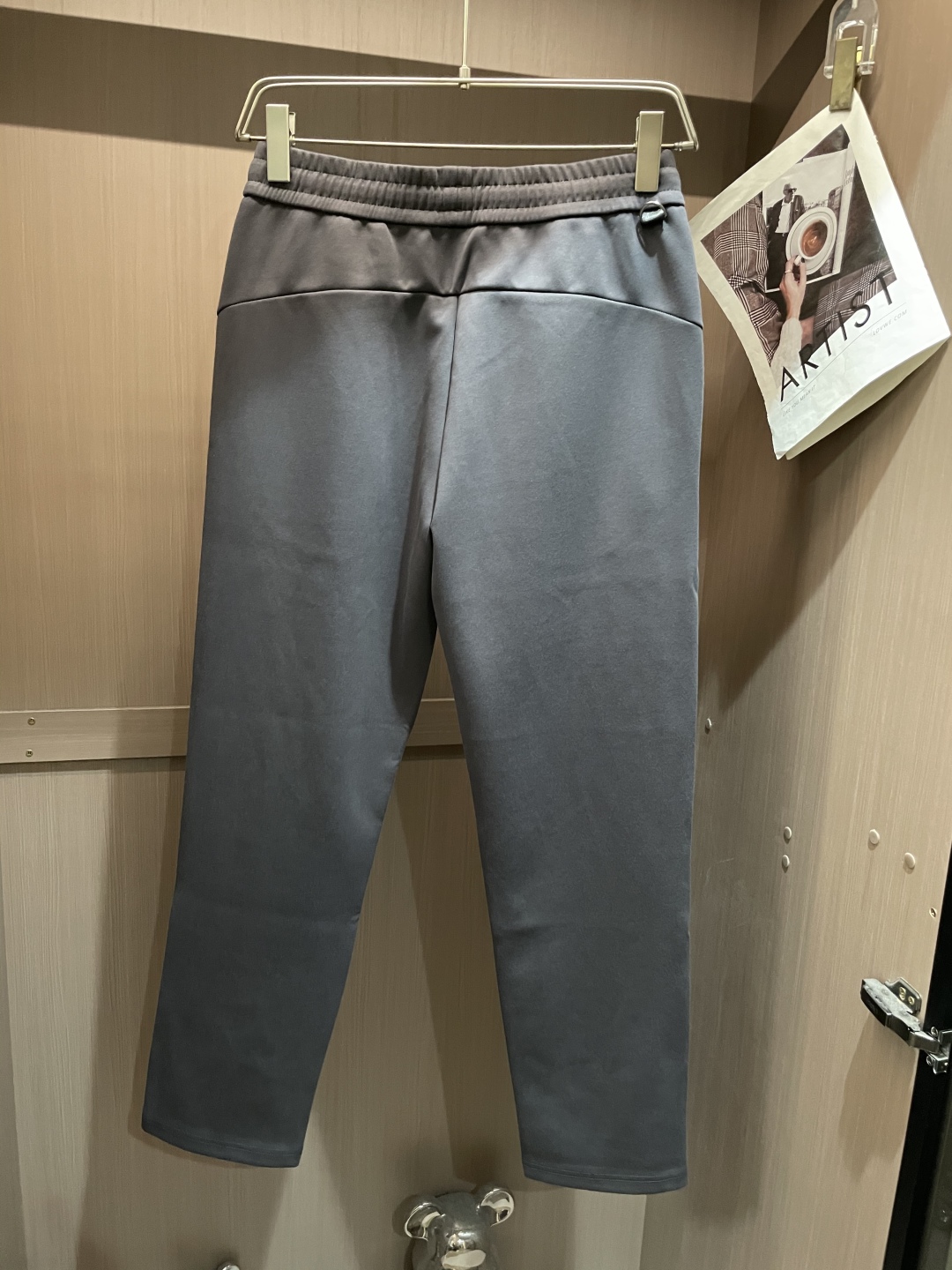 lP🆕 1965秋冬最新休闲裤 潮人必备 版型超赞，能很好的修复各种腿型，非常个性！柔软排汗，舒适度极高