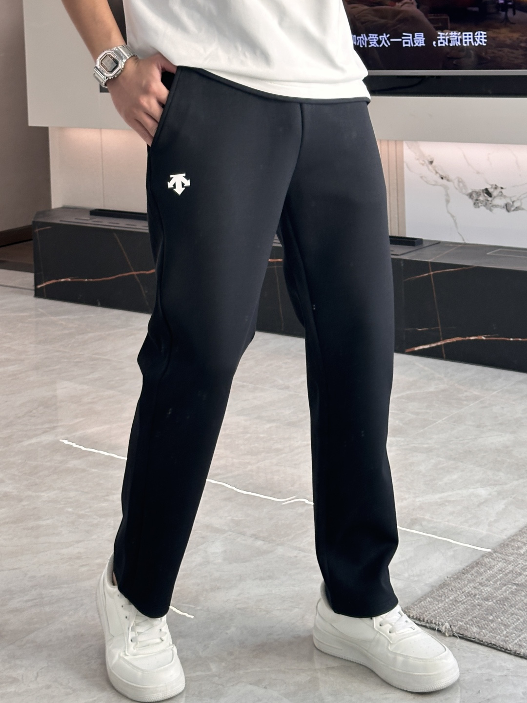 NO:538332,DiSante's latest casual pants in 2025 autumn and winter, a must-have for trendy people. The style is excellent and can repair various leg shapes well, which is very personal!  Soft and sweat-relieving, extremely comfortable. Customized elastic rubber at the waist of the trouser legs and original auxiliary materials. The upper body is sports and casual and fashionable, and is essential for leisure and traveling. Size L-4XL, alexander wang19860909迪桑特 2025秋冬最新休闲裤 潮人必备 版型超赞,能很好的修复各种腿型,非常个性！柔软排汗,舒适度极高.裤腿腰部订制松紧橡筋、原版辅料细节.上身运动休闲时尚,出街休闲、外出旅游必备. 尺码L-4XL,,alexander wang,Men's clothing