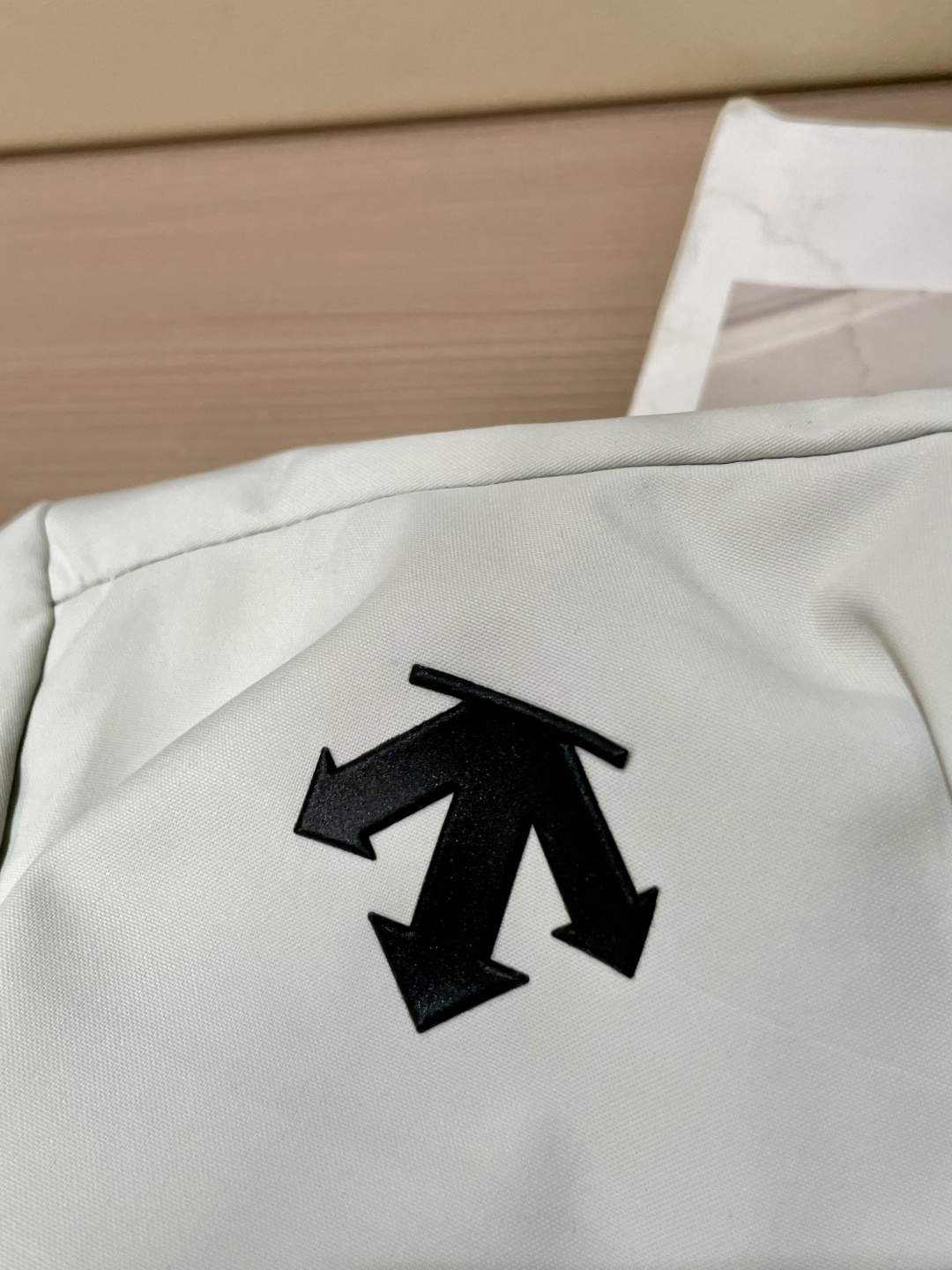 -DESCENTE 迪桑特 25年秋季新款夹克时尚帅气肩膀印花图案logo，简约百搭款，定制原版面料，不