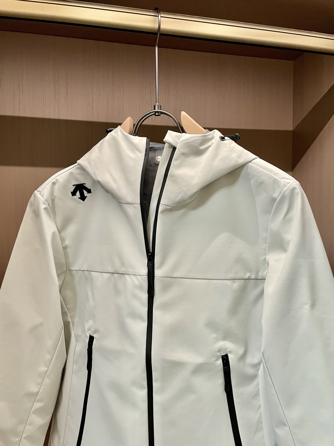 -DESCENTE 迪桑特 25年秋季新款夹克时尚帅气肩膀印花图案logo，简约百搭款，定制原版面料，不