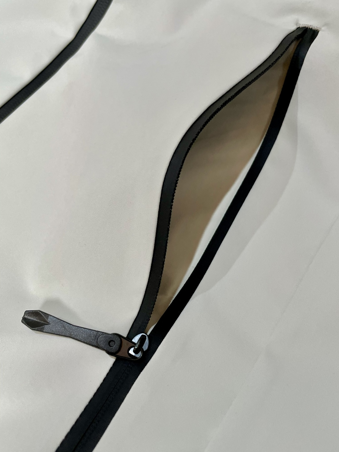 -DESCENTE 迪桑特 25年秋季新款夹克时尚帅气肩膀印花图案logo，简约百搭款，定制原版面料，不