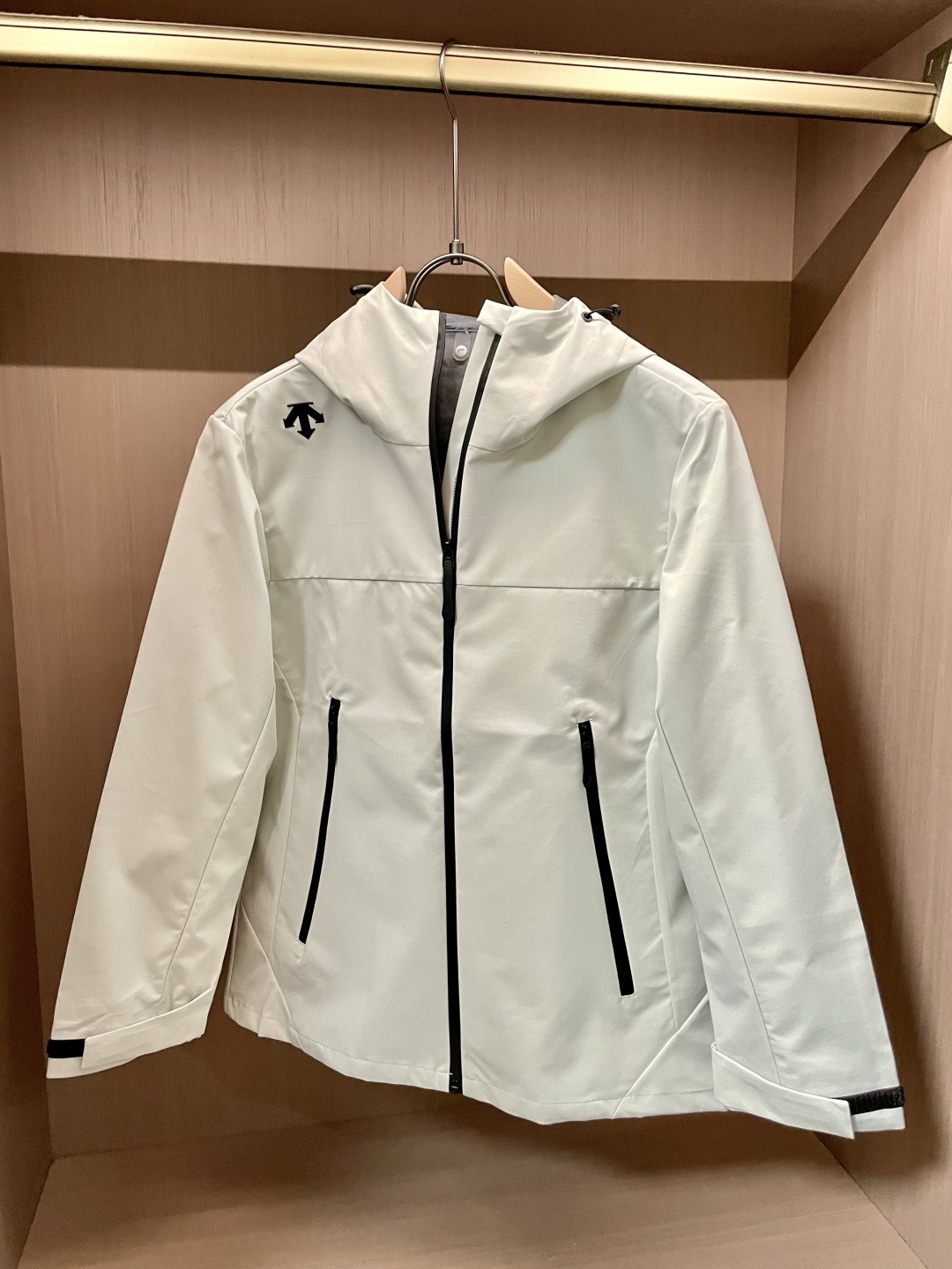 -DESCENTE 迪桑特 25年秋季新款夹克时尚帅气肩膀印花图案logo，简约百搭款，定制原版面料，不