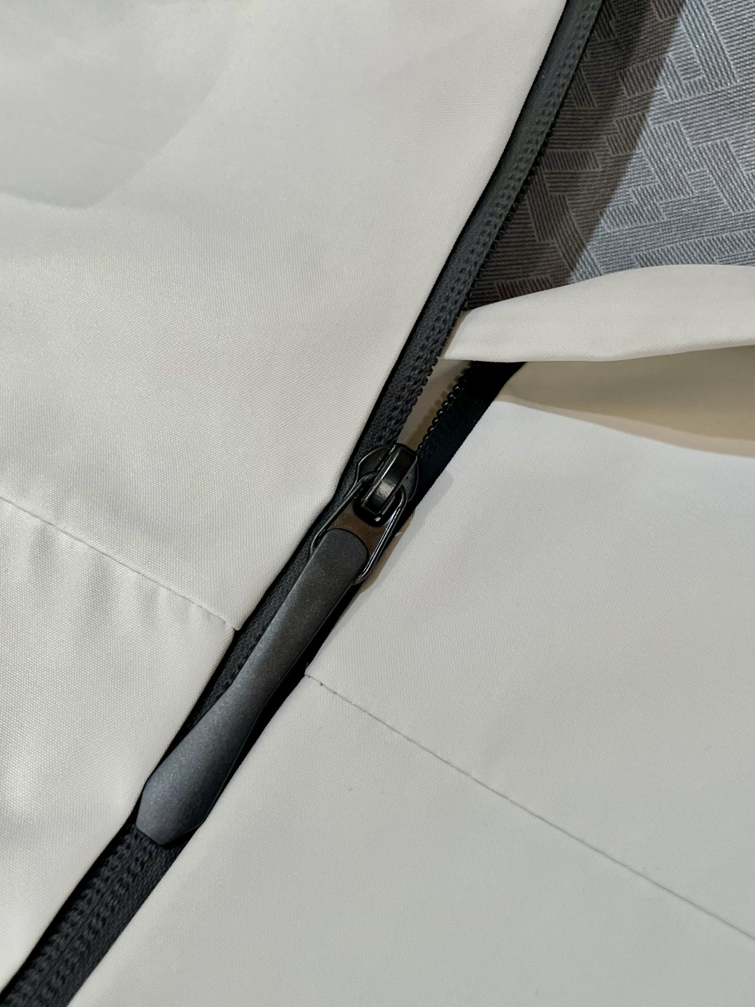 -DESCENTE 迪桑特 25年秋季新款夹克时尚帅气肩膀印花图案logo，简约百搭款，定制原版面料，不