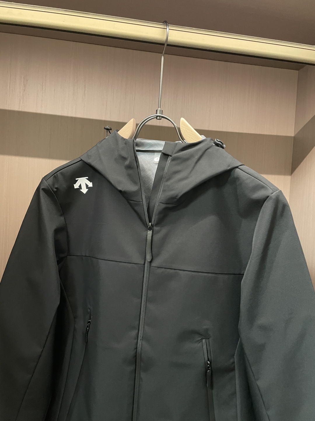 -DESCENTE 迪桑特 25年秋季新款夹克时尚帅气肩膀印花图案logo，简约百搭款，定制原版面料，不