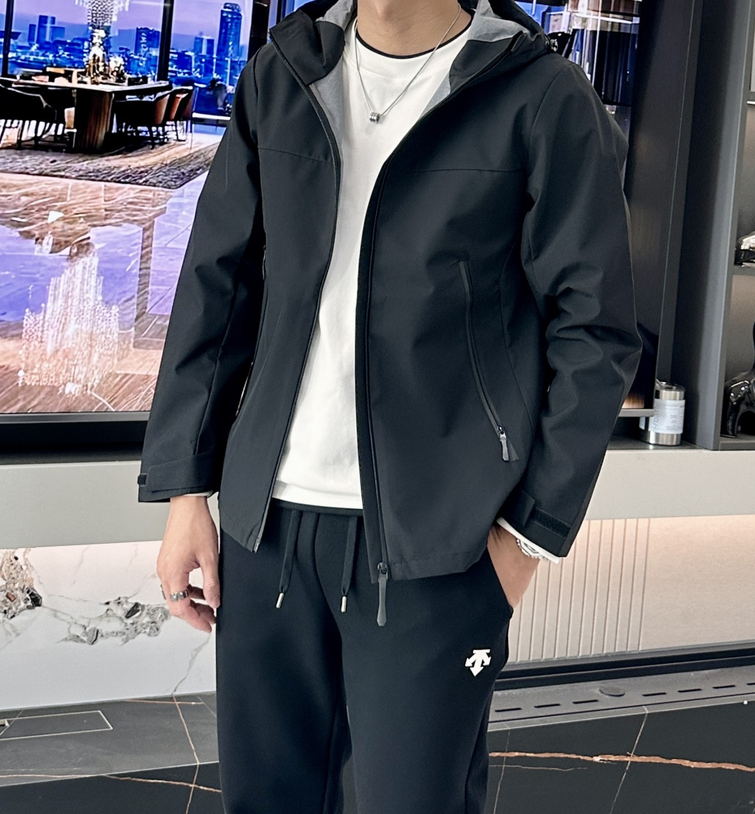 NO:538336,-DESCENTE 25-year-old new jacket with stylish and handsome shoulder print pattern logo, simple and versatile style, customized original fabric, not only crisp, maintains a fashionable silhouette, but also comfortable to wear. Number of 48-56 (M-3XL), Jackets & coats, alexander wang19860909-DESCENTE 迪桑特 25年秋季新款夹克 时尚帅气肩膀印花图案logo,简约百搭款,定制原版面料,不仅挺括,保持潮流的廓形,又穿着舒适 码数48-56（M-3XL）,,jackets & coats,alexander wang,Men's clothing