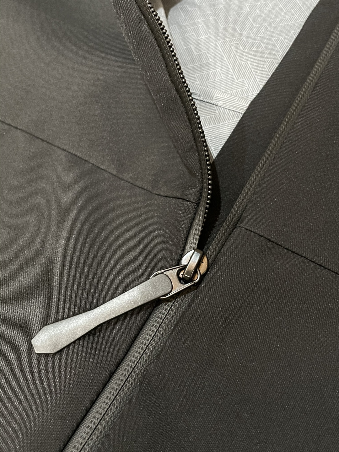 -DESCENTE 迪桑特 25年秋季新款夹克时尚帅气肩膀印花图案logo，简约百搭款，定制原版面料，不