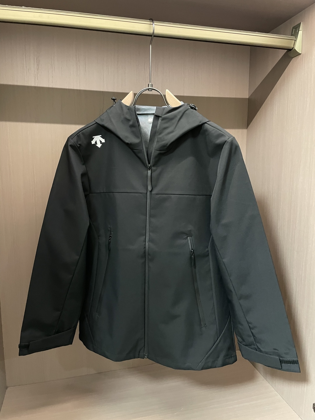 -DESCENTE 迪桑特 25年秋季新款夹克时尚帅气肩膀印花图案logo，简约百搭款，定制原版面料，不