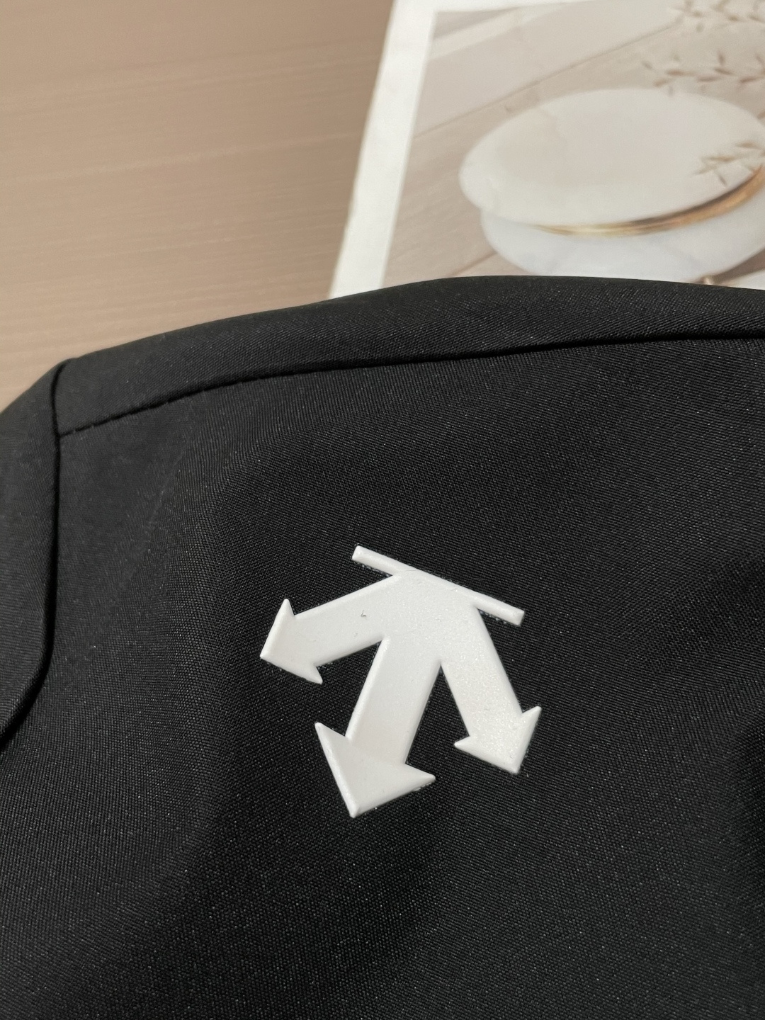 -DESCENTE 迪桑特 25年秋季新款夹克时尚帅气肩膀印花图案logo，简约百搭款，定制原版面料，不