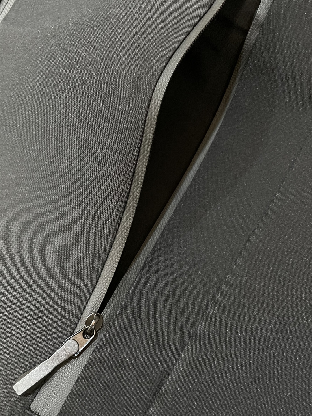 -DESCENTE 迪桑特 25年秋季新款夹克时尚帅气肩膀印花图案logo，简约百搭款，定制原版面料，不