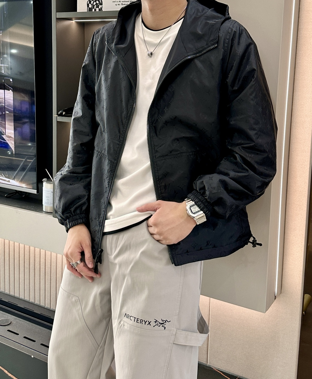 NO:538338,Lv official website, complete three standards, released in advance. 2025ss autumn and winter new men's jacket, original single three standards, high-end version, customized counter fabric, breathable and comfortable, impeccable details, brand element design concept, reflecting high quality. The feel is delicate and soft, presents casual cut, and the upper body style is superb. Number of 46-54,,louis vuitton, jackets & coats, jackets & coats, alexander wang19860909Lv 官网同款,三标齐全,提前发售 2025ss秋冬新款男士夹克外套,原单三标齐全高端版本 专柜定制面料 透气舒适度高,细节无可挑剔,品牌元素设计理念,体现高品质.手感细腻柔软 呈现休闲裁剪,上身版型超赞 码数46-54,,louis vuitton,jackets & coats,jackets & coats,alexander wang,Men's clothing