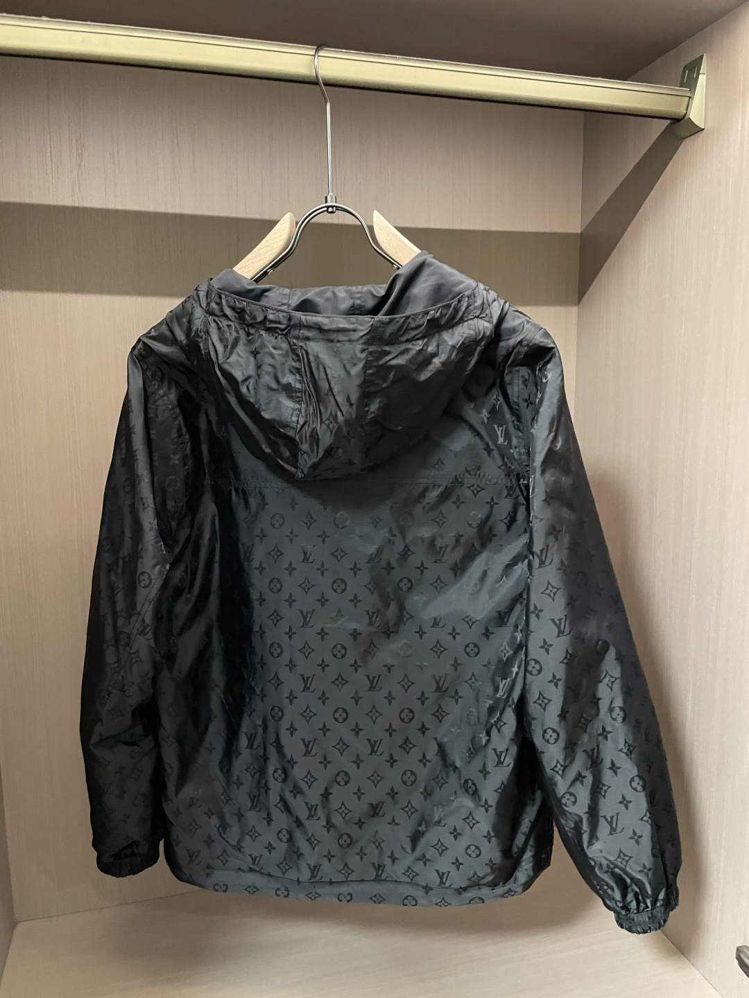 Lv 官网同款，三标齐全，提前发售 2025ss秋冬新款男士夹克外套，原单三标齐全高端版本 专柜定制面料