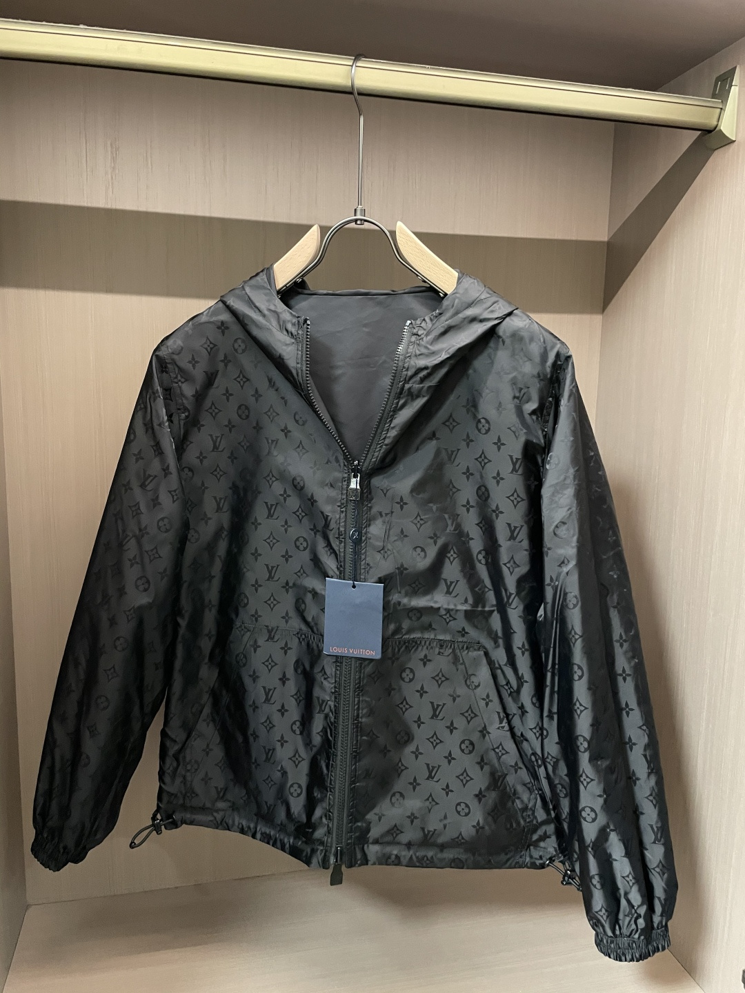 Lv 官网同款，三标齐全，提前发售 2025ss秋冬新款男士夹克外套，原单三标齐全高端版本 专柜定制面料