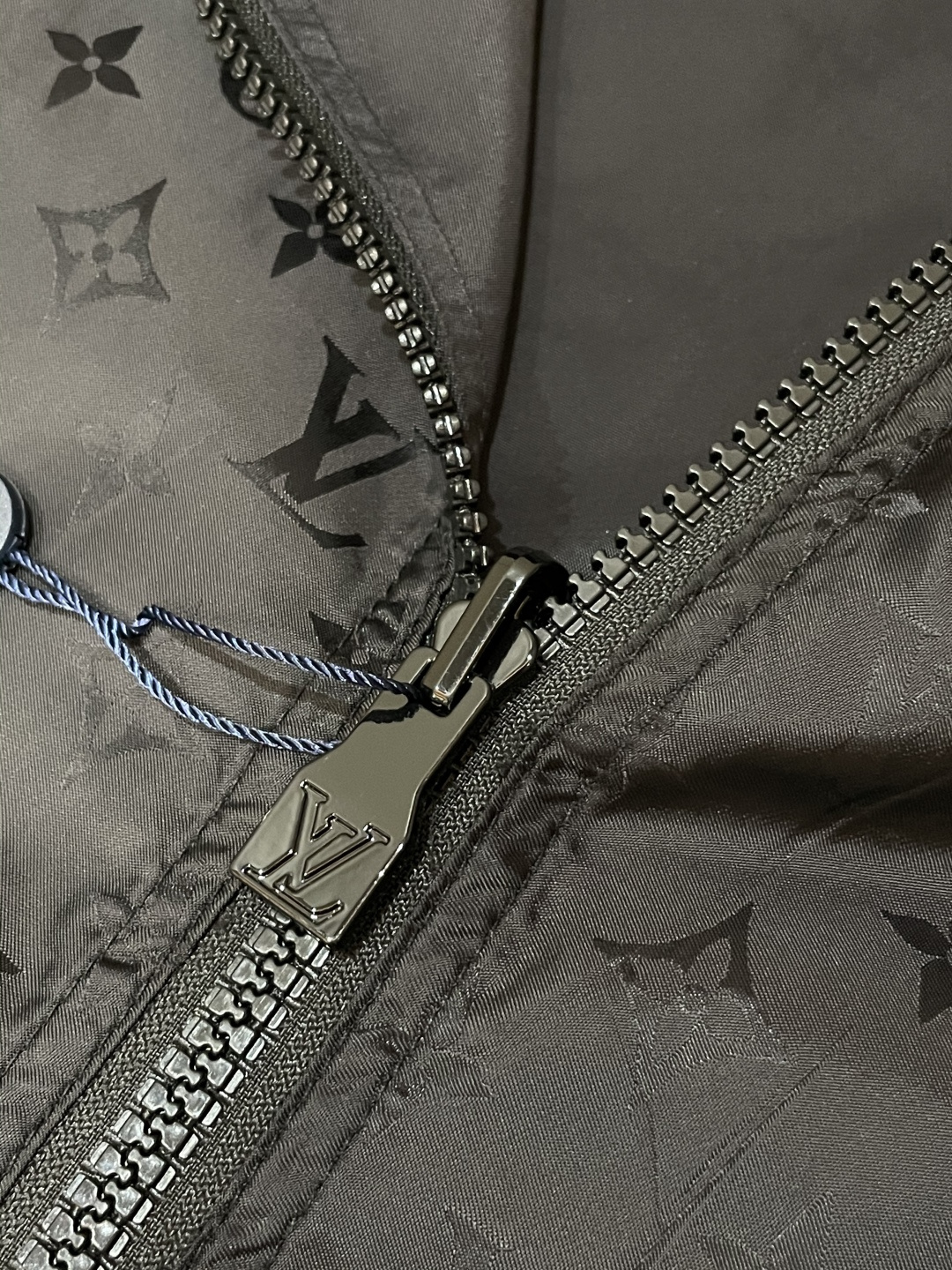 Lv 官网同款，三标齐全，提前发售 2025ss秋冬新款男士夹克外套，原单三标齐全高端版本 专柜定制面料