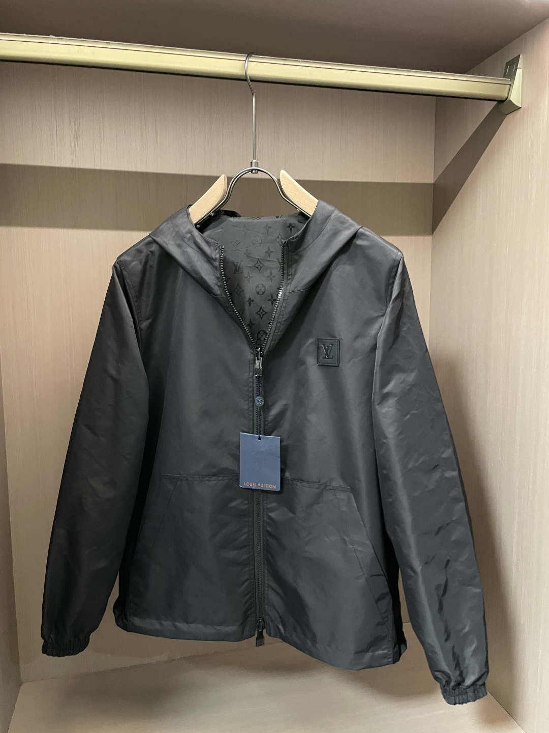 Lv 官网同款，三标齐全，提前发售 2025ss秋冬新款男士夹克外套，原单三标齐全高端版本 专柜定制面料