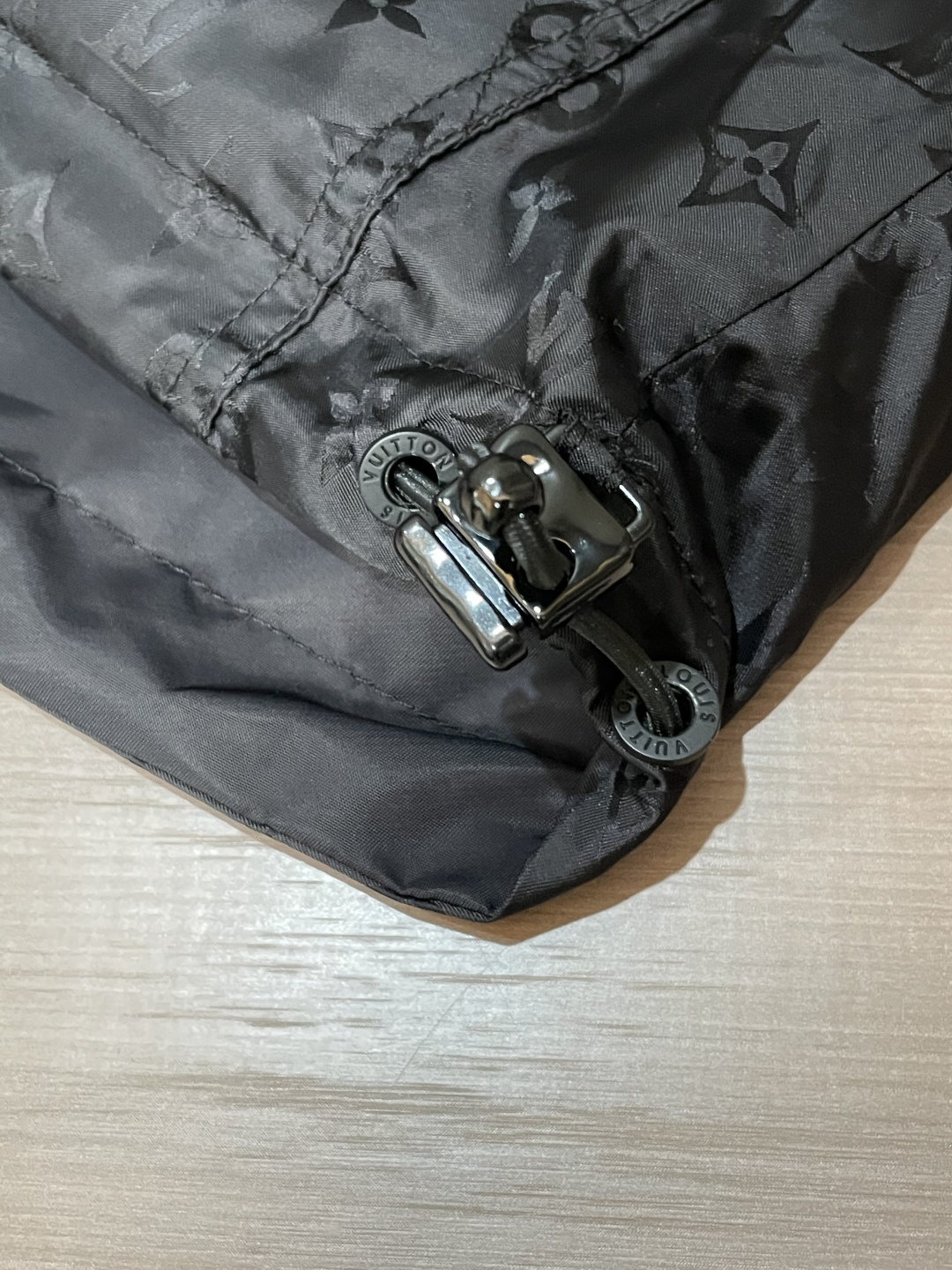 Lv 官网同款，三标齐全，提前发售 2025ss秋冬新款男士夹克外套，原单三标齐全高端版本 专柜定制面料