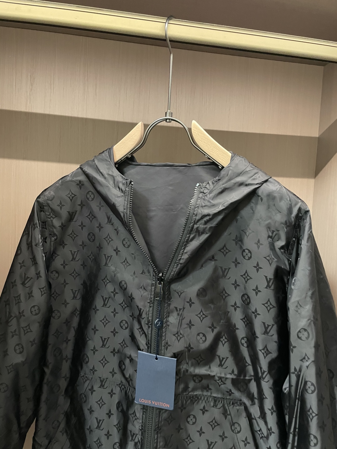 Lv 官网同款，三标齐全，提前发售 2025ss秋冬新款男士夹克外套，原单三标齐全高端版本 专柜定制面料
