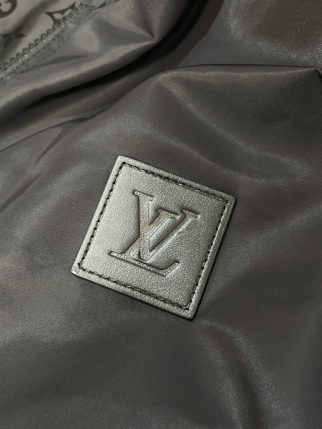 Lv 官网同款，三标齐全，提前发售 2025ss秋冬新款男士夹克外套，原单三标齐全高端版本 专柜定制面料