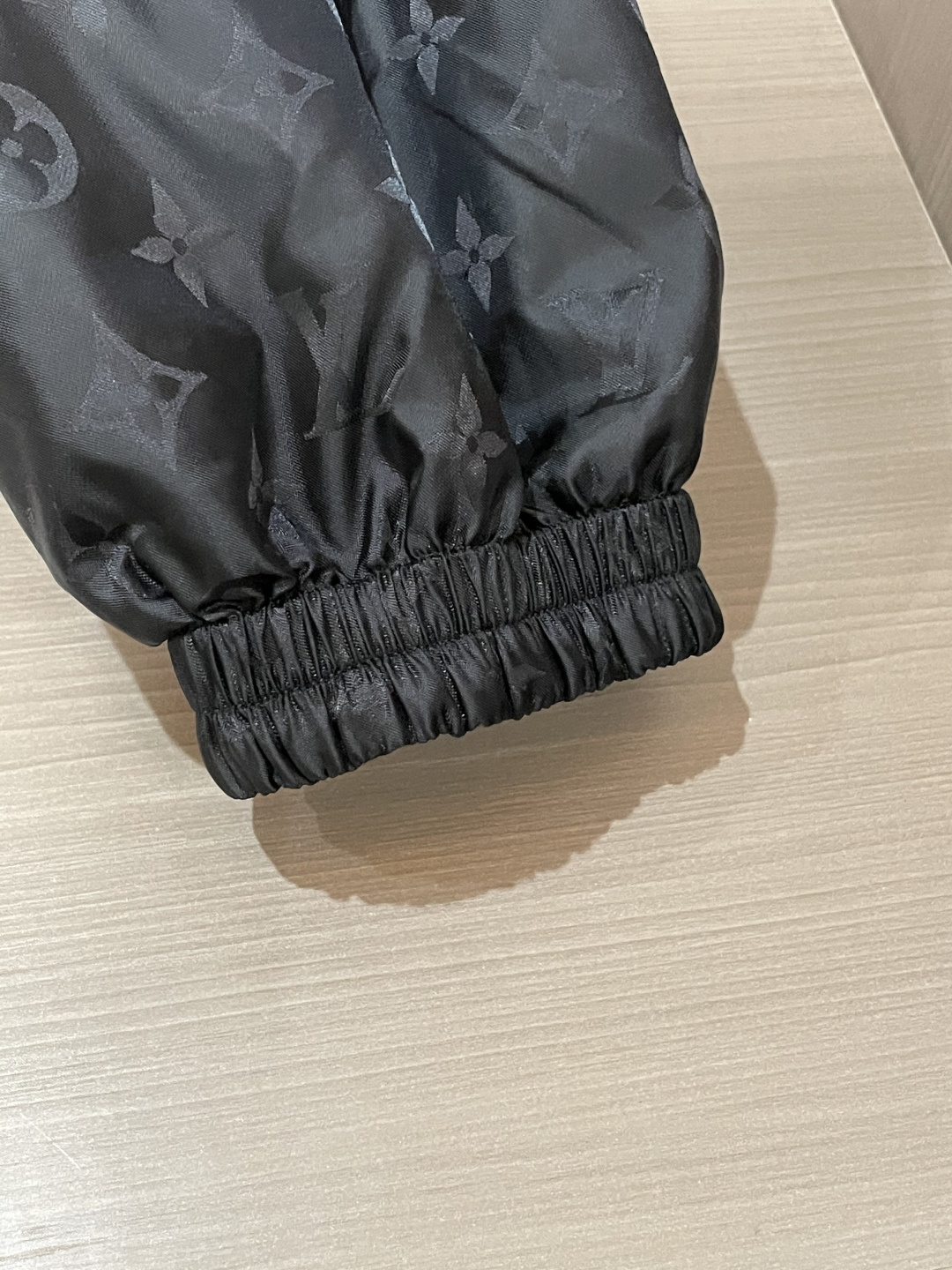 Lv 官网同款，三标齐全，提前发售 2025ss秋冬新款男士夹克外套，原单三标齐全高端版本 专柜定制面料