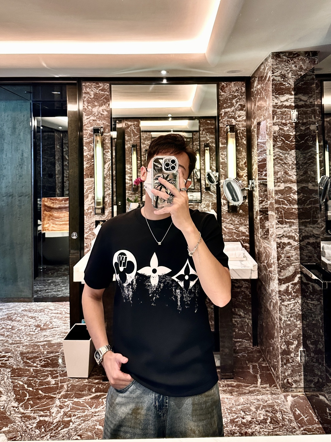 NO:539233,Lv 2025 Autumn and Winter, Men's Short Sleeve, The Most Classic Series of the Counter, The Simplest and Basic Classic Model, It's very simple. Focus on the fabric, the original fabric we got this time!  Customer-supplied fabrics are completed according to the normal order process!  It's definitely much better than what you see on the market!  !  Super high density and good texture. A truly high-end and high-end short-sleeved custom fabric. Anyone who knows the goods knows that the feel is really good. It is soft and delicate, and it feels very comfortable~ You can savor the details of embroidery. The smaller the embroidery, the more exquisite the technology and equipment, our imported machine operation has always been stable!  No matter the workmanship, fabric, style, or standard, it will not embarrass you. Every workmanship is exquisite, and the quality is directly contemptuous. It is really a loss if you don’t buy it!  !  The new cuffs and hem needle car are different. The logo embroidery is also lifelike. The base is so stylish. I won’t say much about the details. Size M-3XL, louis vuitton, T-shirt, alexander wang19860909Lv 2025秋冬 男士短袖 专柜的最经典系列 最简单基础的经典款 很简单 重点看面料这次我们拿到的原厂面料！客供面料都是按照正常的订单工序完成！绝对比你们在市面上看的货好太多！！ 密度超高 质感好 真正高端上档次的短袖定制面料 懂货的都知道 手感真的极好 柔软细腻 感觉就很舒服~ 刺绣的细节你们可以细品 越小的刺绣就越考究技术、设备 我们进口机操作 工艺一向稳定发挥！无论做工,面料,版型,标类都会不让你尴们尬.每一处做工都很精致 直接睥睨的品质 不买真的是损失！！ 新款的袖口和下摆的针车都是有所不同的 logo刺绣也是栩栩如生 打底单穿都是那么有型 不多说来组细节参考～ 尺码M-3XL,,louis vuitton,T-shirt,alexander wang,Men's clothing