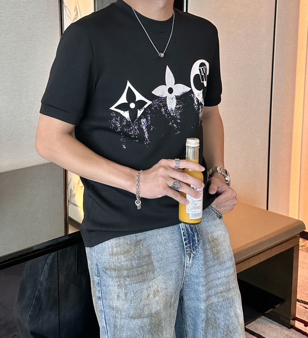 Lv 2025秋冬 男士短袖 专柜的最经典系列 最简单基础的经典款 很简单 重点看面料这次我们拿到的原厂