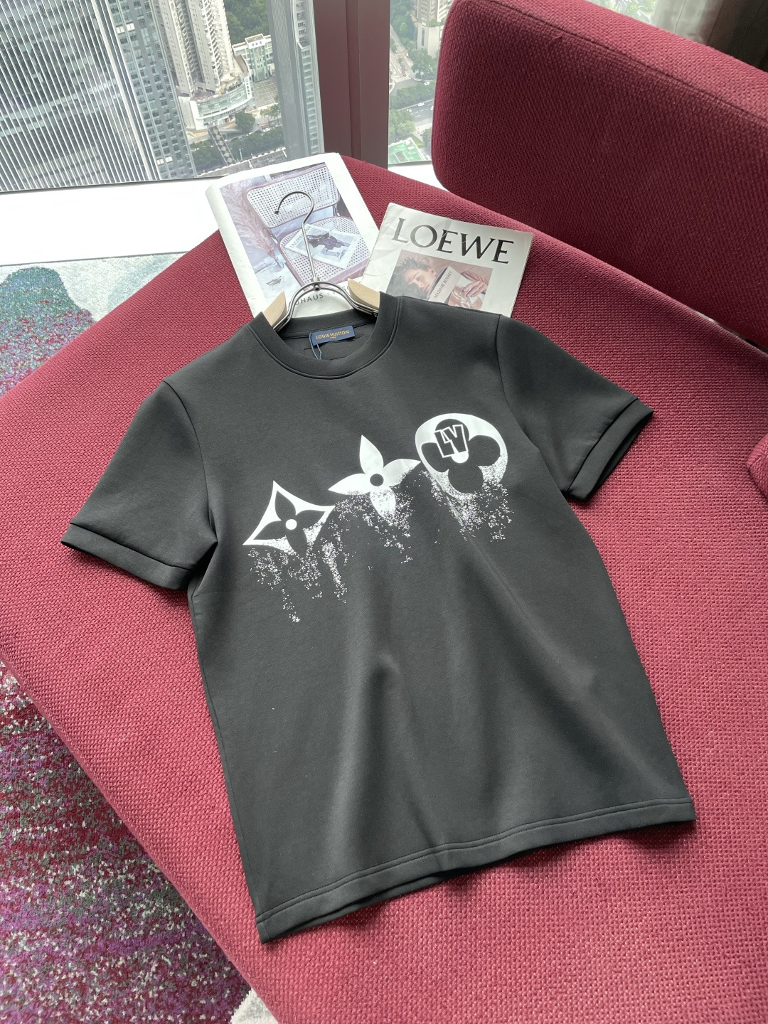 Lv 2025秋冬 男士短袖 专柜的最经典系列 最简单基础的经典款 很简单 重点看面料这次我们拿到的原厂