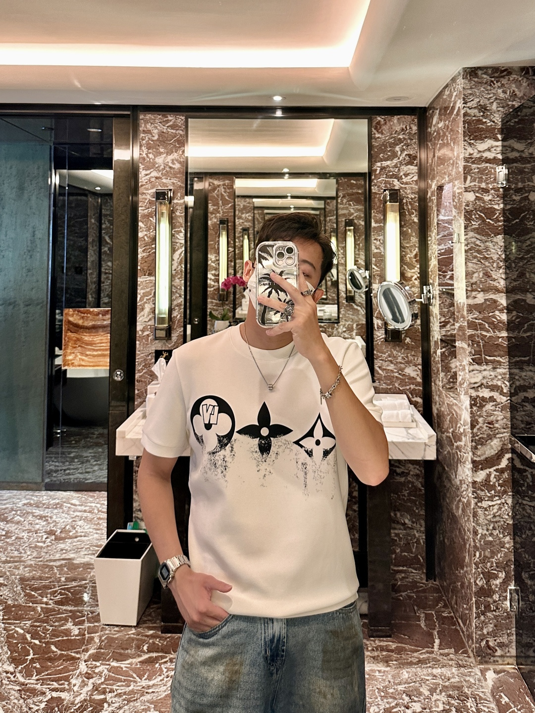 NO:539236,lv 2025 Autumn and Winter 2025 Men's Short Sleeve The most classic series of the counter, the simplest and most basic classic model, very simple. Focus on the fabrics, the original fabric we got this time!  Customer-supplied fabrics are completed according to the normal order process!  It's definitely much better than what you see on the market!  !  Super high density and good texture. A truly high-end and high-end short-sleeved custom fabric. Anyone who knows the goods knows that the feel is really good. It is soft and delicate, and it feels very comfortable~ You can savor the details of embroidery. The smaller the embroidery, the more exquisite the technology and equipment, our imported machine operation has always been stable!  No matter the workmanship, fabric, style, or standard, it will not embarrass you. Every workmanship is exquisite, and the quality is directly contemptuous. It is really a loss if you don’t buy it!  !  The new cuffs and hem needle car are different. The logo embroidery is also lifelike. The base is so stylish. I won’t say much about the details. Size M-3XL, louis vuitton, T-shirt, alexander wang19860909lv 2025秋冬 男士短袖 专柜的最经典系列 最简单基础的经典款 很简单 重点看面料这次我们拿到的原厂面料！客供面料都是按照正常的订单工序完成！绝对比你们在市面上看的货好太多！！ 密度超高 质感好 真正高端上档次的短袖定制面料 懂货的都知道 手感真的极好 柔软细腻 感觉就很舒服~ 刺绣的细节你们可以细品 越小的刺绣就越考究技术、设备 我们进口机操作 工艺一向稳定发挥！无论做工,面料,版型,标类都会不让你尴们尬.每一处做工都很精致 直接睥睨的品质 不买真的是损失！！ 新款的袖口和下摆的针车都是有所不同的 logo刺绣也是栩栩如生 打底单穿都是那么有型 不多说来组细节参考～ 尺码M-3XL,,louis vuitton,T-shirt,alexander wang,Men's clothing