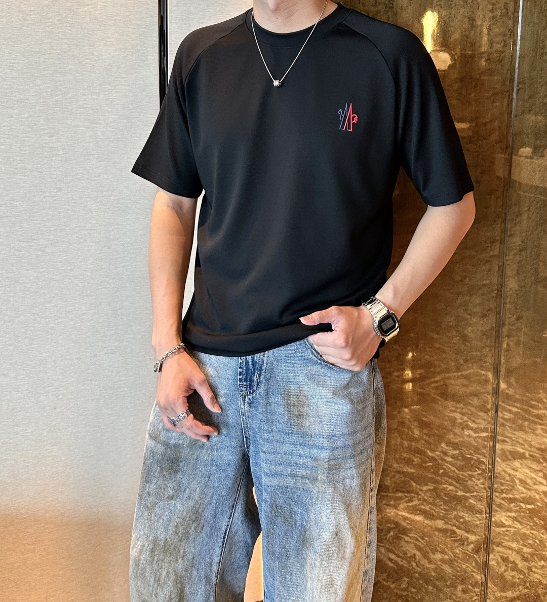 蒙口 2025秋冬 男士短袖 专柜的最经典系列 最简单基础的经典款 很简单 重点看面料这次我们拿到的原厂