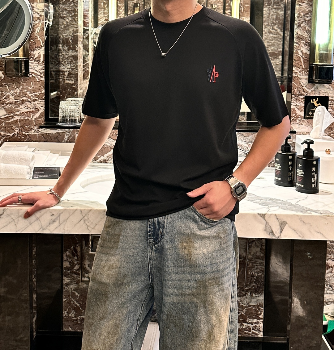 蒙口 2025秋冬 男士短袖 专柜的最经典系列 最简单基础的经典款 很简单 重点看面料这次我们拿到的原厂