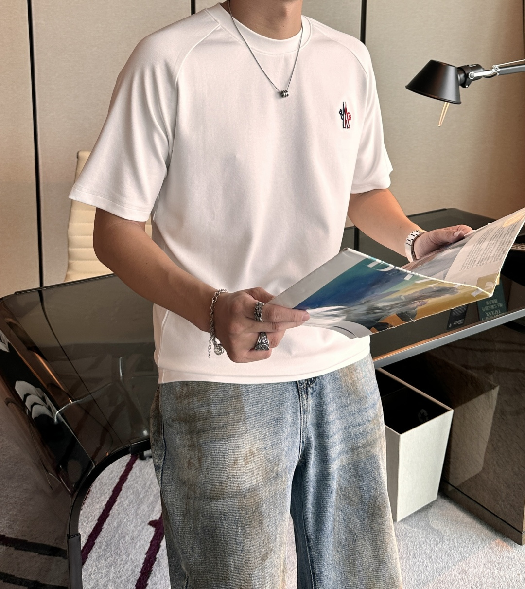 NO:539239,The 2025 Autumn and Winter 2025 Men's Short Sleeve The most classic series of the counter, the simplest and most basic classic model, very simple. Focus on the fabrics. The original fabric we got this time!  Customer-supplied fabrics are completed according to the normal order process!  It's definitely much better than what you see on the market!  !  Super high density and good texture. A truly high-end and high-end short-sleeved custom fabric. Anyone who knows the goods knows that the feel is really good. It is soft and delicate, and it feels very comfortable~ You can savor the details of embroidery. The smaller the embroidery, the more exquisite the technology and equipment, our imported machine operation has always been stable!  No matter the workmanship, fabric, style, or standard, it will not embarrass you. Every workmanship is exquisite, and the quality is directly contemptuous. It is really a loss if you don’t buy it!  !  The new cuffs and hem needle car are different. The logo embroidery is also lifelike. The base is so stylish. If you don’t say much, please refer to the details~ Size M-3XL, Moncler, T-shirt, alexander wang19860909蒙口 2025秋冬 男士短袖 专柜的最经典系列 最简单基础的经典款 很简单 重点看面料这次我们拿到的原厂面料！客供面料都是按照正常的订单工序完成！绝对比你们在市面上看的货好太多！！ 密度超高 质感好 真正高端上档次的短袖定制面料 懂货的都知道 手感真的极好 柔软细腻 感觉就很舒服~ 刺绣的细节你们可以细品 越小的刺绣就越考究技术、设备 我们进口机操作 工艺一向稳定发挥！无论做工,面料,版型,标类都会不让你尴们尬.每一处做工都很精致 直接睥睨的品质 不买真的是损失！！ 新款的袖口和下摆的针车都是有所不同的 logo刺绣也是栩栩如生 打底单穿都是那么有型 不多说来组细节参考～ 尺码M-3XL,,Moncler,T-shirt,alexander wang,Men's clothing