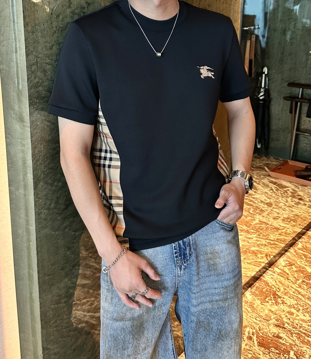 Bur 2025秋冬 男士短袖 专柜的最经典系列 最简单基础的经典款 很简单 重点看面料这次我们拿到的原