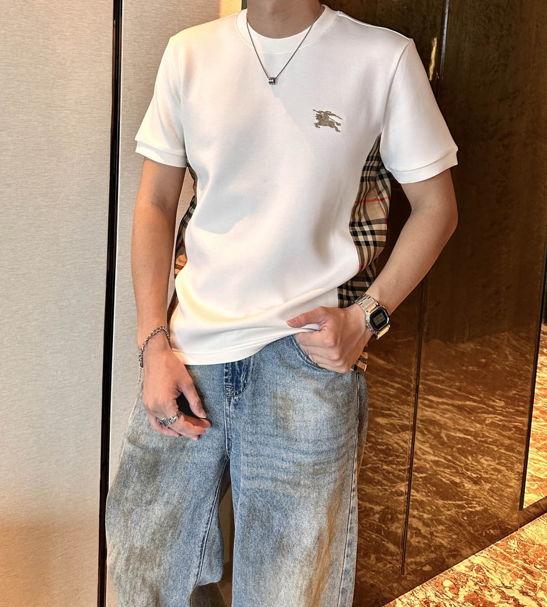 NO:539242,Bur 2025 Autumn and Winter 2025 Men's Short Sleeve The most classic series of the counter, the simplest and most basic classic model, very simple. Focus on the fabrics. The original fabric we got this time!  Customer-supplied fabrics are completed according to the normal order process!  It's definitely much better than what you see on the market!  !  Super high density and good texture. A truly high-end and high-end short-sleeved custom fabric. Anyone who knows the goods knows that the feel is really good. It is soft and delicate, and it feels very comfortable~ You can savor the details of embroidery. The smaller the embroidery, the more exquisite the technology and equipment, our imported machine operation has always been stable!  No matter the workmanship, fabric, style, or standard, it will not embarrass you. Every workmanship is exquisite, and the quality is directly contemptuous. It is really a loss if you don’t buy it!  !  The new cuffs and hem needle car are different. The logo embroidery is also lifelike. The base is so stylish. I won’t say much about the details. Size M-3XL, burberry, T-shirt, alexander wang19860909Bur 2025秋冬 男士短袖 专柜的最经典系列 最简单基础的经典款 很简单 重点看面料这次我们拿到的原厂面料！客供面料都是按照正常的订单工序完成！绝对比你们在市面上看的货好太多！！ 密度超高 质感好 真正高端上档次的短袖定制面料 懂货的都知道 手感真的极好 柔软细腻 感觉就很舒服~ 刺绣的细节你们可以细品 越小的刺绣就越考究技术、设备 我们进口机操作 工艺一向稳定发挥！无论做工,面料,版型,标类都会不让你尴们尬.每一处做工都很精致 直接睥睨的品质 不买真的是损失！！ 新款的袖口和下摆的针车都是有所不同的 logo刺绣也是栩栩如生 打底单穿都是那么有型 不多说来组细节参考～ 尺码M-3XL,,burberry,T-shirt,alexander wang,Men's clothing