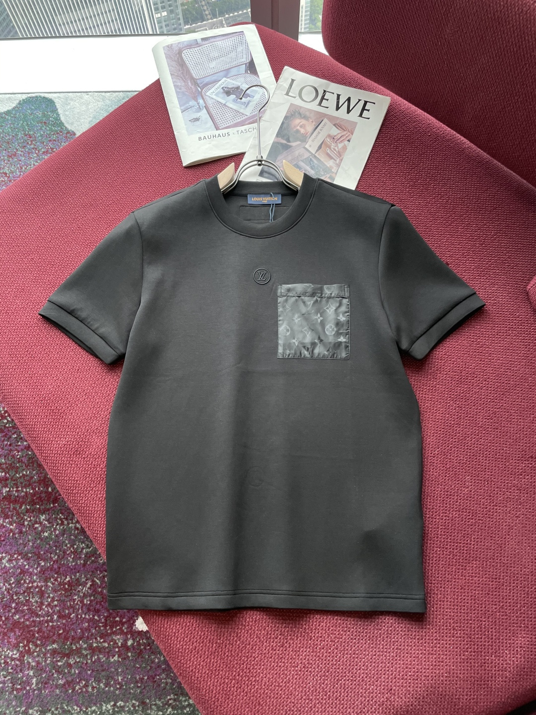 Lv 2025秋冬 男士短袖 专柜的最经典系列 最简单基础的经典款 很简单 重点看面料这次我们拿到的原厂