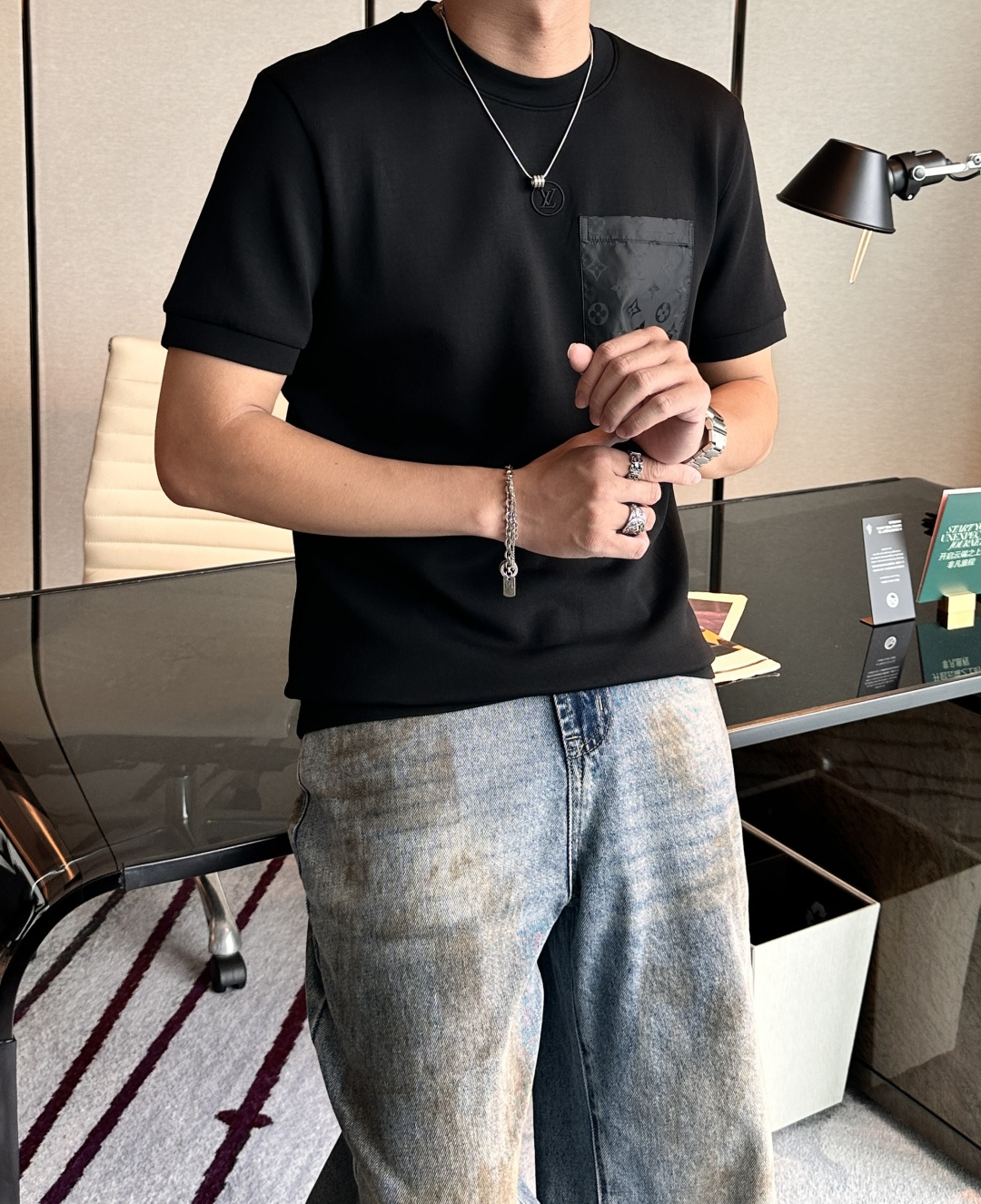 NO:539216,Lv 2025 Autumn and Winter, Men's Short Sleeve, The Most Classic Series of the Counter, The Simplest and Basic Classic Model, It's very simple. Focus on the fabric, the original fabric we got this time!  Customer-supplied fabrics are completed according to the normal order process!  It's definitely much better than what you see on the market!  !  Super high density and good texture. A truly high-end and high-end short-sleeved custom fabric. Anyone who knows the goods knows that the feel is really good. It is soft and delicate, and it feels very comfortable~ You can savor the details of embroidery. The smaller the embroidery, the more exquisite the technology and equipment, our imported machine operation has always been stable!  No matter the workmanship, fabric, style, or standard, it will not embarrass you. Every workmanship is exquisite, and the quality is directly contemptuous. It is really a loss if you don’t buy it!  !  The new cuffs and hem needle car are different. The logo embroidery is also lifelike. The base is so stylish. I won’t say much about the details. Size M-3XL, louis vuitton, T-shirt, alexander wang19860909Lv 2025秋冬 男士短袖 专柜的最经典系列 最简单基础的经典款 很简单 重点看面料这次我们拿到的原厂面料！客供面料都是按照正常的订单工序完成！绝对比你们在市面上看的货好太多！！ 密度超高 质感好 真正高端上档次的短袖定制面料 懂货的都知道 手感真的极好 柔软细腻 感觉就很舒服~ 刺绣的细节你们可以细品 越小的刺绣就越考究技术、设备 我们进口机操作 工艺一向稳定发挥！无论做工,面料,版型,标类都会不让你尴们尬.每一处做工都很精致 直接睥睨的品质 不买真的是损失！！ 新款的袖口和下摆的针车都是有所不同的 logo刺绣也是栩栩如生 打底单穿都是那么有型 不多说来组细节参考～ 尺码M-3XL,,louis vuitton,T-shirt,alexander wang,Men's clothing