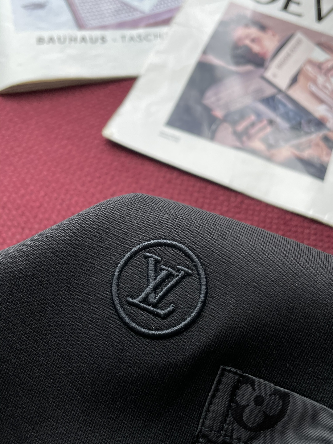 Lv 2025秋冬 男士短袖 专柜的最经典系列 最简单基础的经典款 很简单 重点看面料这次我们拿到的原厂