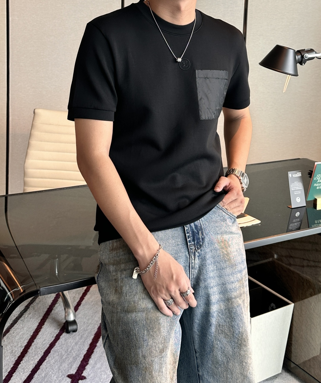 Lv 2025秋冬 男士短袖 专柜的最经典系列 最简单基础的经典款 很简单 重点看面料这次我们拿到的原厂