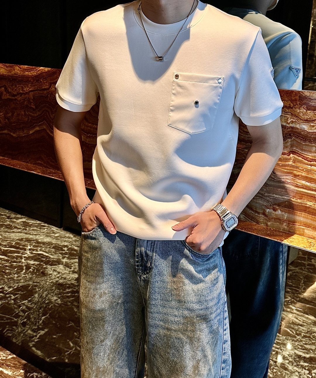 NO:539219,Prad 2025 Autumn and Winter 2025 Men's Short Sleeve The most classic series of the counter, the simplest and most basic classic model, very simple. Focus on the fabrics. The original fabric we got this time!  Customer-supplied fabrics are completed according to the normal order process!  It's definitely much better than what you see on the market!  !  Super high density and good texture. A truly high-end and high-end short-sleeved custom fabric. Anyone who knows the goods knows that the feel is really good. It is soft and delicate, and it feels very comfortable~ You can savor the details of embroidery. The smaller the embroidery, the more exquisite the technology and equipment, our imported machine operation has always been stable!  No matter the workmanship, fabric, style, or standard, it will not embarrass you. Every workmanship is exquisite, and the quality is directly contemptuous. It is really a loss if you don’t buy it!  !  The new cuffs and hem needle car are different. The logo embroidery is also lifelike. The base is so stylish. If you don’t say much, please refer to the details~ Size M-3XL, prada, T-shirt, alexander wang19860909Prad 2025秋冬 男士短袖 专柜的最经典系列 最简单基础的经典款 很简单 重点看面料这次我们拿到的原厂面料！客供面料都是按照正常的订单工序完成！绝对比你们在市面上看的货好太多！！ 密度超高 质感好 真正高端上档次的短袖定制面料 懂货的都知道 手感真的极好 柔软细腻 感觉就很舒服~ 刺绣的细节你们可以细品 越小的刺绣就越考究技术、设备 我们进口机操作 工艺一向稳定发挥！无论做工,面料,版型,标类都会不让你尴们尬.每一处做工都很精致 直接睥睨的品质 不买真的是损失！！ 新款的袖口和下摆的针车都是有所不同的 logo刺绣也是栩栩如生 打底单穿都是那么有型 不多说来组细节参考～ 尺码M-3XL,,prada,T-shirt,alexander wang,Men's clothing