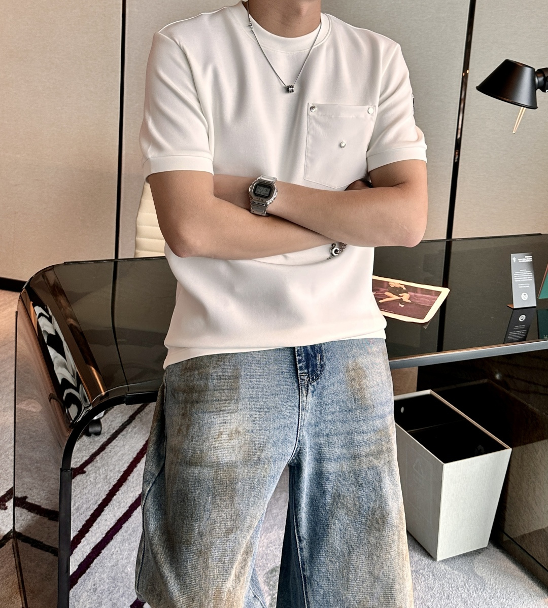 Prad 2025秋冬 男士短袖 专柜的最经典系列 最简单基础的经典款 很简单 重点看面料这次我们拿到的