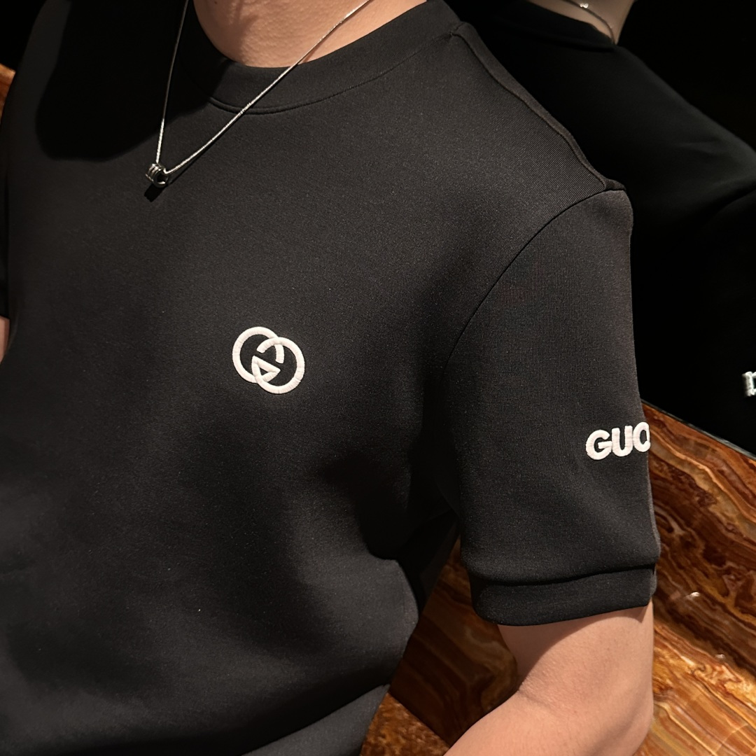 Gucc 2025秋冬 男士短袖 专柜的最经典系列 最简单基础的经典款 很简单 重点看面料这次我们拿到的