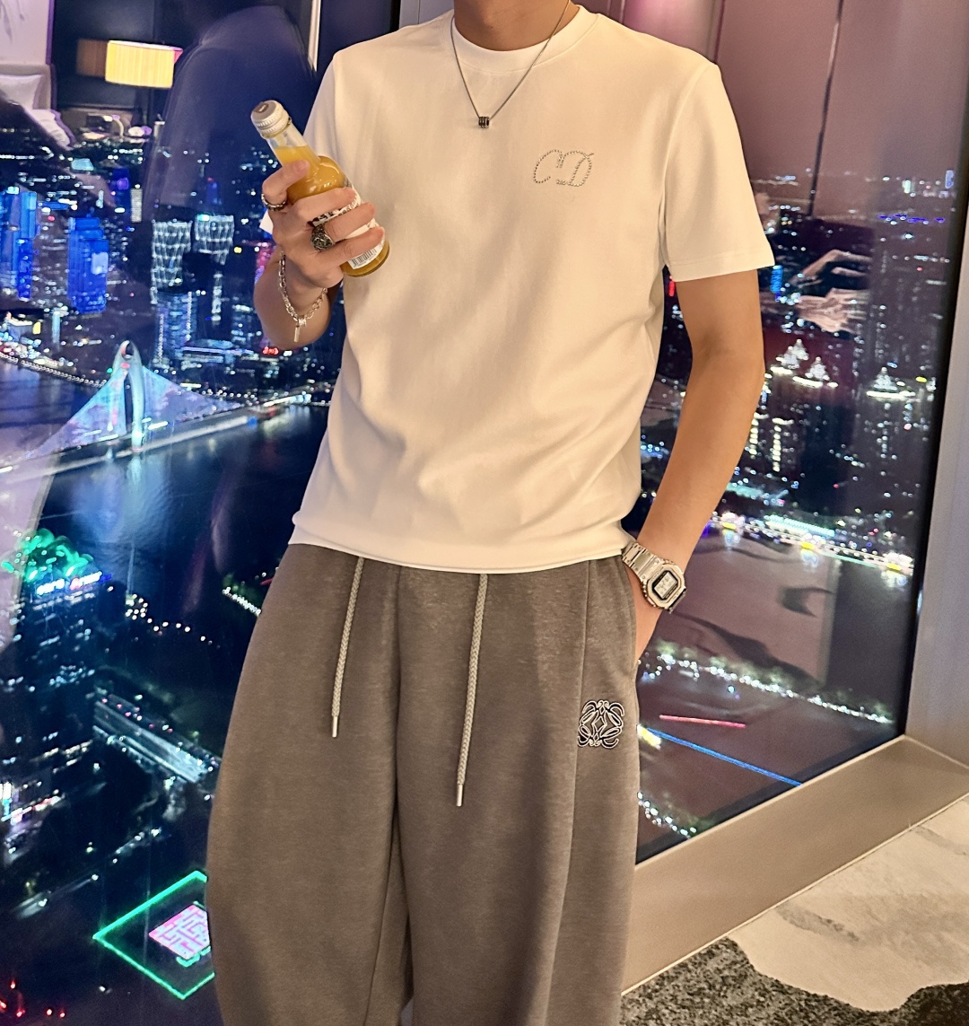 NO:539222,Gucc 2025 Autumn and Winter Men's Short Sleeve The most classic series of the counter, the simplest and most basic classic model, very simple. Focus on the fabrics. The original fabric we got this time!  Customer-supplied fabrics are completed according to the normal order process!  It's definitely much better than what you see on the market!  !  Super high density and good texture. A truly high-end and high-end short-sleeved custom fabric. Anyone who knows the goods knows that the feel is really good. It is soft and delicate, and it feels very comfortable~ You can savor the details of embroidery. The smaller the embroidery, the more exquisite the technology and equipment, our imported machine operation has always been stable!  No matter the workmanship, fabric, style, or standard, it will not embarrass you. Every workmanship is exquisite, and the quality is directly contemptuous. It is really a loss if you don’t buy it!  !  The new cuffs and hem needle car are different. The logo embroidery is also lifelike. The base is so stylish. I won’t say much about the details. Size M-3XL, gucci, T-shirt, alexander wang19860909Gucc 2025秋冬 男士短袖 专柜的最经典系列 最简单基础的经典款 很简单 重点看面料这次我们拿到的原厂面料！客供面料都是按照正常的订单工序完成！绝对比你们在市面上看的货好太多！！ 密度超高 质感好 真正高端上档次的短袖定制面料 懂货的都知道 手感真的极好 柔软细腻 感觉就很舒服~ 刺绣的细节你们可以细品 越小的刺绣就越考究技术、设备 我们进口机操作 工艺一向稳定发挥！无论做工,面料,版型,标类都会不让你尴们尬.每一处做工都很精致 直接睥睨的品质 不买真的是损失！！ 新款的袖口和下摆的针车都是有所不同的 logo刺绣也是栩栩如生 打底单穿都是那么有型 不多说来组细节参考～ 尺码M-3XL,,gucci,T-shirt,alexander wang,Men's clothing