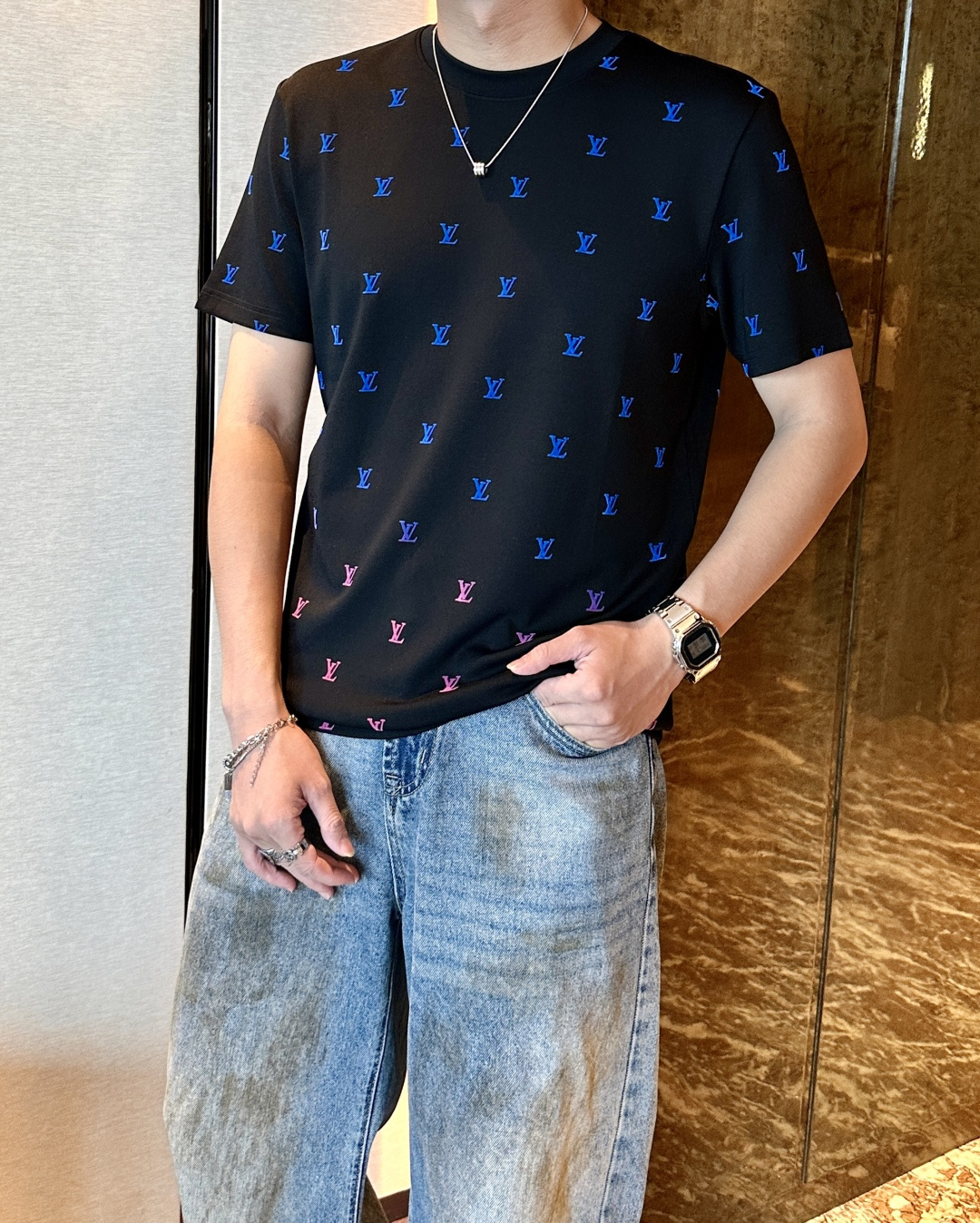 NO:539225,Lv 2025 Autumn and Winter, Men's Short Sleeve, The Most Classic Series of the Counter, The Simplest and Basic Classic Model, It's very simple. Focus on the fabric, the original fabric we got this time!  Customer-supplied fabrics are completed according to the normal order process!  It's definitely much better than what you see on the market!  !  Super high density and good texture. A truly high-end and high-end short-sleeved custom fabric. Anyone who knows the goods knows that the feel is really good. It is soft and delicate, and it feels very comfortable~ You can savor the details of embroidery. The smaller the embroidery, the more exquisite the technology and equipment, our imported machine operation has always been stable!  No matter the workmanship, fabric, style, or standard, it will not embarrass you. Every workmanship is exquisite, and the quality is directly contemptuous. It is really a loss if you don’t buy it!  !  The new cuffs and hem needle car are different. The logo embroidery is also lifelike. The base is so stylish. I won’t say much about the details. Size M-3XL, louis vuitton, T-shirt, alexander wang19860909Lv 2025秋冬 男士短袖 专柜的最经典系列 最简单基础的经典款 很简单 重点看面料这次我们拿到的原厂面料！客供面料都是按照正常的订单工序完成！绝对比你们在市面上看的货好太多！！ 密度超高 质感好 真正高端上档次的短袖定制面料 懂货的都知道 手感真的极好 柔软细腻 感觉就很舒服~ 刺绣的细节你们可以细品 越小的刺绣就越考究技术、设备 我们进口机操作 工艺一向稳定发挥！无论做工,面料,版型,标类都会不让你尴们尬.每一处做工都很精致 直接睥睨的品质 不买真的是损失！！ 新款的袖口和下摆的针车都是有所不同的 logo刺绣也是栩栩如生 打底单穿都是那么有型 不多说来组细节参考～ 尺码M-3XL,,louis vuitton,T-shirt,alexander wang,Men's clothing