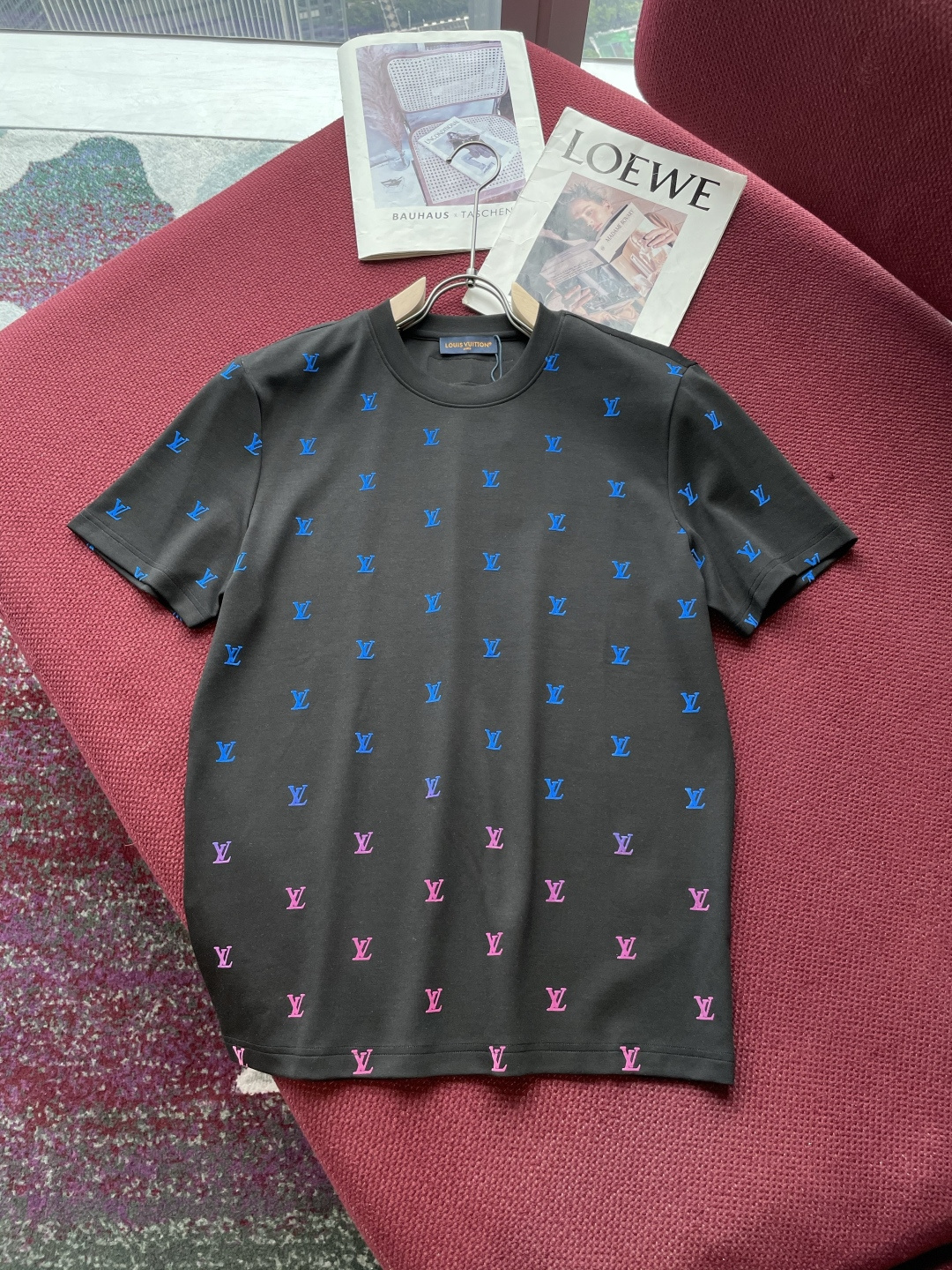 Lv 2025秋冬 男士短袖 专柜的最经典系列 最简单基础的经典款 很简单 重点看面料这次我们拿到的原厂