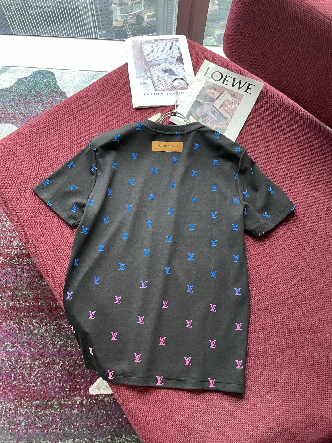 Lv 2025秋冬 男士短袖 专柜的最经典系列 最简单基础的经典款 很简单 重点看面料这次我们拿到的原厂