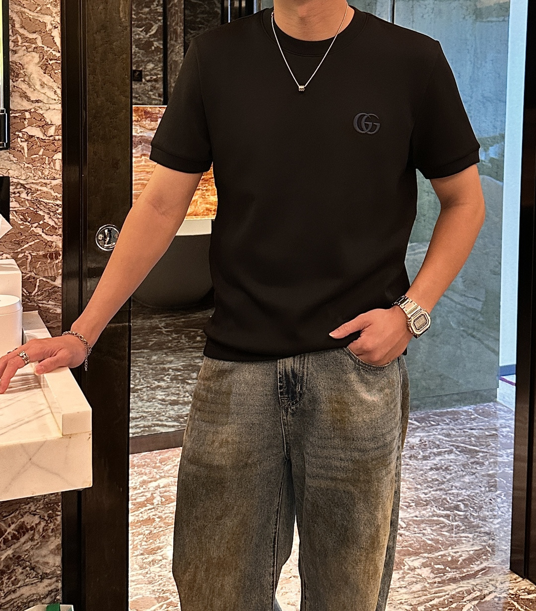 NO:539228,Gucc 2025 Autumn and Winter Men's Short Sleeve The most classic series of the counter, the simplest and most basic classic model, very simple. Focus on the fabrics. The original fabric we got this time!  Customer-supplied fabrics are completed according to the normal order process!  It's definitely much better than what you see on the market!  !  Super high density and good texture. A truly high-end and high-end short-sleeved custom fabric. Anyone who knows the goods knows that the feel is really good. It is soft and delicate, and it feels very comfortable~ You can savor the details of embroidery. The smaller the embroidery, the more exquisite the technology and equipment, our imported machine operation has always been stable!  No matter the workmanship, fabric, style, or standard, it will not embarrass you. Every workmanship is exquisite, and the quality is directly contemptuous. It is really a loss if you don’t buy it!  !  The new cuffs and hem needle car are different. The logo embroidery is also lifelike. The base is so stylish. I won’t say much about the details. Size M-3XL, gucci, T-shirt, alexander wang19860909Gucc 2025秋冬 男士短袖 专柜的最经典系列 最简单基础的经典款 很简单 重点看面料这次我们拿到的原厂面料！客供面料都是按照正常的订单工序完成！绝对比你们在市面上看的货好太多！！ 密度超高 质感好 真正高端上档次的短袖定制面料 懂货的都知道 手感真的极好 柔软细腻 感觉就很舒服~ 刺绣的细节你们可以细品 越小的刺绣就越考究技术、设备 我们进口机操作 工艺一向稳定发挥！无论做工,面料,版型,标类都会不让你尴们尬.每一处做工都很精致 直接睥睨的品质 不买真的是损失！！ 新款的袖口和下摆的针车都是有所不同的 logo刺绣也是栩栩如生 打底单穿都是那么有型 不多说来组细节参考～ 尺码M-3XL,,gucci,T-shirt,alexander wang,Men's clothing