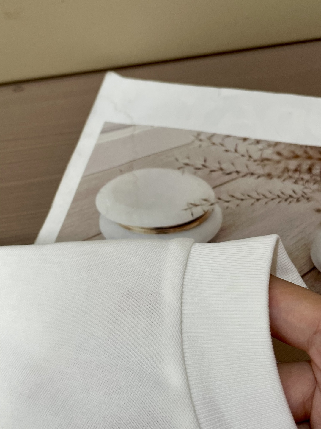 Lv 25s秋冬最新款圆领打底套头T恤 面料采用优质精梳棉，入手便知非常柔软，上身亲肤感 极好！舒适透气