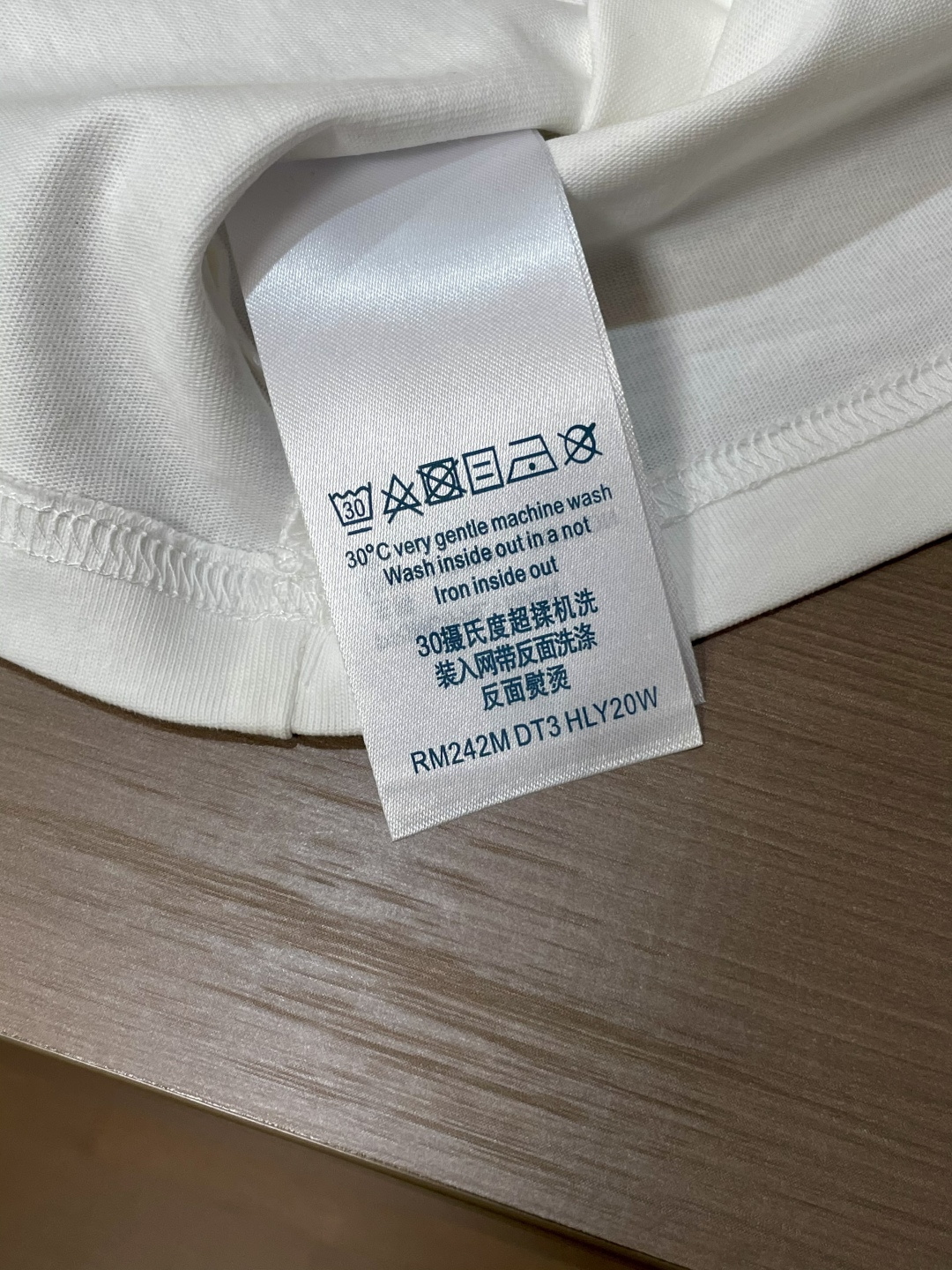 Lv 25s秋冬最新款圆领打底套头T恤 面料采用优质精梳棉，入手便知非常柔软，上身亲肤感 极好！舒适透气