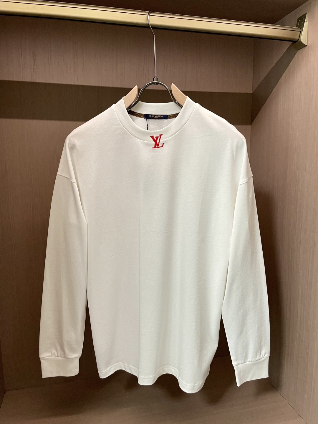 Lv 25s秋冬最新款圆领打底套头T恤 面料采用优质精梳棉，入手便知非常柔软，上身亲肤感 极好！舒适透气